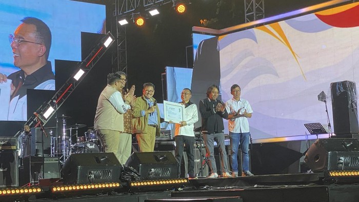 Partai Gerindra menggelar acara konser bertajuk ‘Konser Perjuangan’ dalam rangkaian HUT ke-17 partai. Wakil Ketua DPR sekaligus Ketua Harian Gerindra, Sufmi Dasco Ahmad, berharap partainya terus membawa banyak kebaikan untuk rakyat.