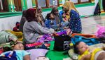 Korban Banjir Cimanggung Serang Ngungsi di Masjid