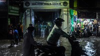 Banjir yang merendam jalan raya hingga kawasan pemukiman dengan ketinggian 40 sentimeter hingga 120 sentimeter tersebut terjadi akibat tingginya intensitas hujan. 
