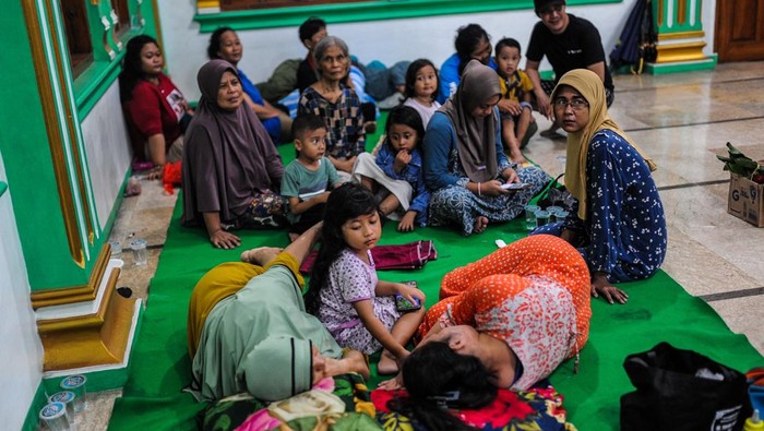Warga beristirahat di pengungsian sementara di Masjid Ash-Shomad Cimanggung, Kota Serang, Banten, Sabtu (8/2/2025). Sebanyak 150 KK dari Lingkungan Cimanggung tersebut terpaksa mengungsi pascabanjir yang merendam rumah mereka hingga ketinggian 120 sentimeter, dan saat ini membutuhkan bantuan logistik seperti makanan, susu, obat, dan selimut.