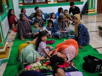 Korban Banjir Cimanggung Serang Ngungsi di Masjid