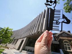 Kreatif! Fotografer Ini Menyatukan Kertas dengan Landmark Terkenal