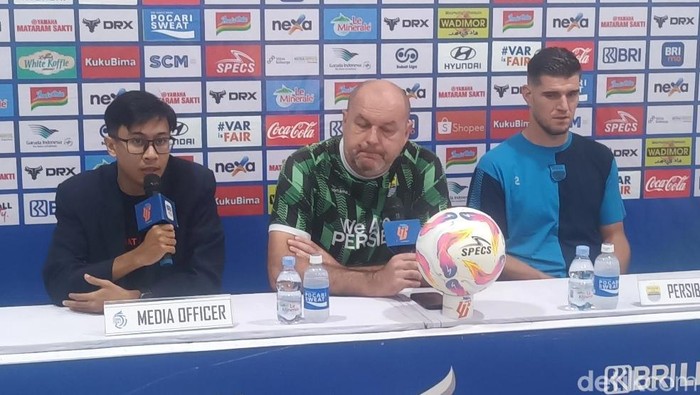 Pelatih Persib, Bojan Hodak dan pemain, Nick Kuipers dalam sesi jumpa pers laga PSIS melawan Persib dalam laga pekan 22 di Stadion Jatidiri Semarang, Sabtu (8/2/2025).