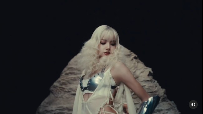 Dalam tampilan lainnya, Lisa terlihat bak seorang diva. Rambut pirangnya ditata dengan gelombang besar yang mengingatkan pada gaya retro Hollywood. Makeup bold, dengan bibir merah gelap dan eyeliner yang tajam, menambah kesan dramatis sekaligus memukau.  Foto: Instagram/@lalalalisa_m @dojacat