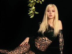 Gaya Seksi Lisa BLACKPINK di Video Klip Born Again Bareng Doja Cat dan RAYE