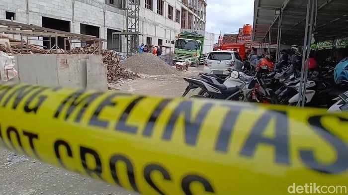 Lokasi kejadian 13 pekerja terjatuh dari crane di bangunan proyek RS PKU Muhammadiyah Blora, Sabtu (8/2/2025).