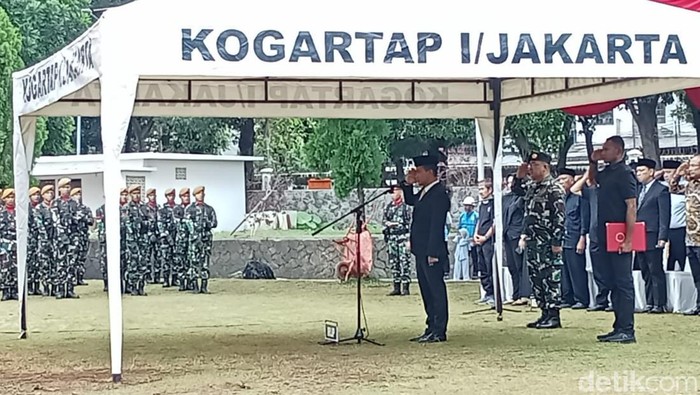 Mantan Menteri Energi Sumber Daya Mineral (ESDM) Darwin Zahedy Saleh dimakamkan di Taman Makam Pahlawan Nasional Utama (TMPNU) Kalibata. Menteri ESDM Bahlil Lahadalia memimpin upacara pemakaman militer.