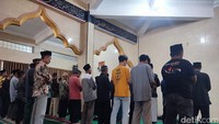 Suasana dalam masjid ketika muslim sedang menjalankan salat. Sebagai info, jumlah penduduk muslim di Bedugul saat ini berjumlah 900 KK atau kurang lebih 3.000 jiwa.  Foto: Sudrajat