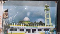 Dulunya, lokasi masjid persis di bawah dekat danau dengan satu lantai. Di tahun 1948 dan 1978 langgar ini direnovasi dan diperluas menjadi masjid. Ini adalah gambar masjid dulu sebelum direnovasi seperti sekarang. Foto: Sudrajat