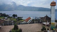 Dari latar masjid terlihat dengan jelas keindahan Danau Beratan serta Gunung Agung. Indah banget! Foto: Sudrajat