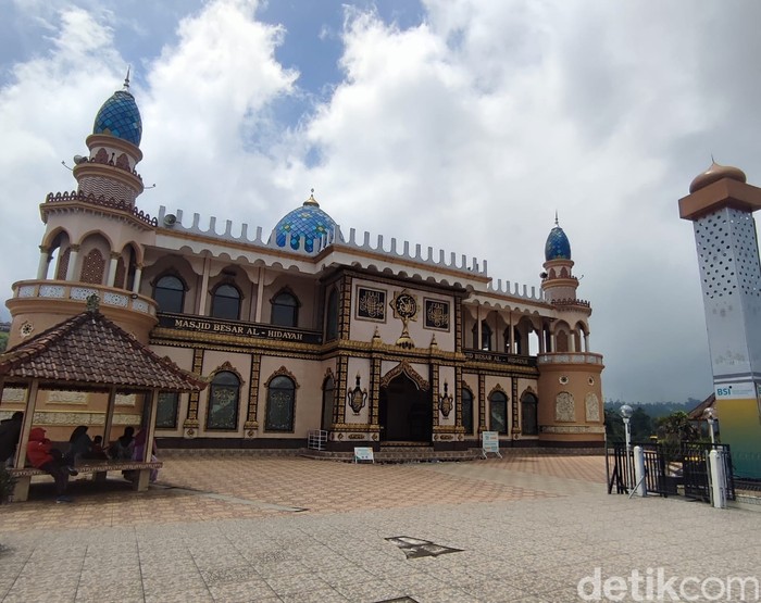 Masjid Besar Al Hidayah Bedugul Bali, Jejak Toleransi di Tepian Danau Beratan