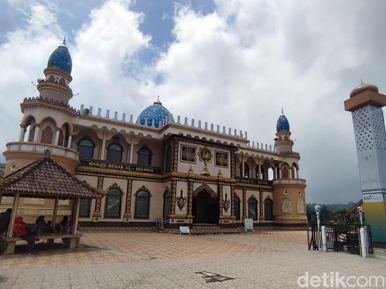 Melihat Keindahan Masjid di Tepian Danau Beratan Bali