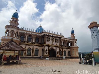 Melihat Keindahan Masjid di Tepian Danau Beratan Bali