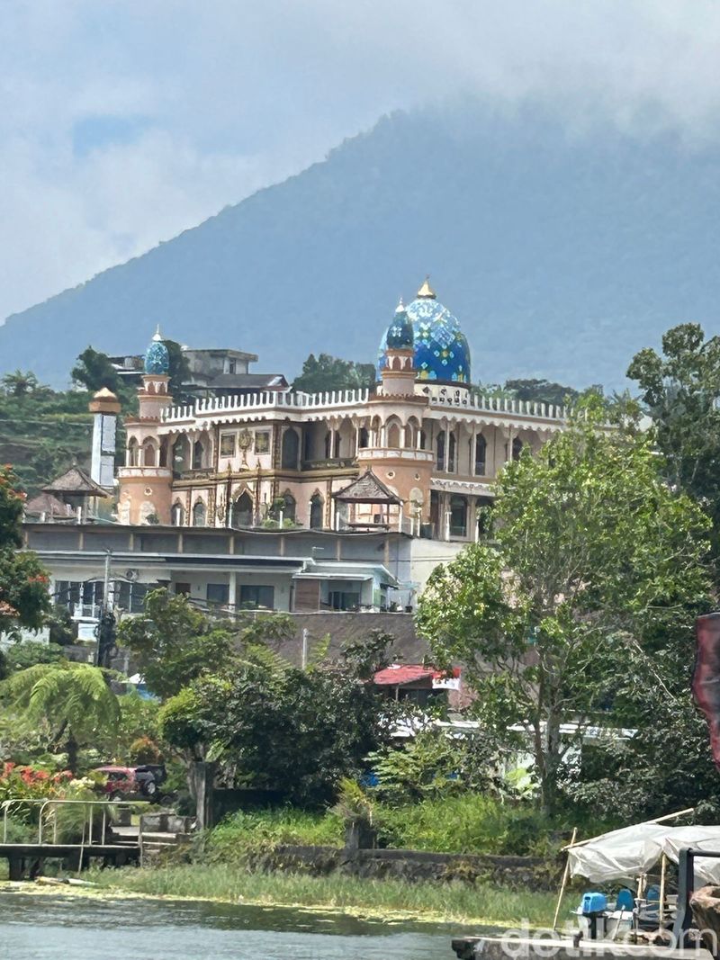 Masjid Besar Al Hidayah Bedugul Bali, Jejak Toleransi di Tepian Danau Beratan