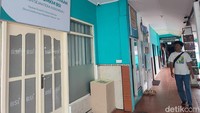 ejak tahun 2000, Al Hidayah melengkapi diri dengan usaha wakaf produktif, seperti membuat akses parkir dan membuka beberapa usaha makanan, toilet umum, toko kelontong, hingga kedai kopi. Juga ada jasa penyewaan ruang serbaguna dan penginapan ramah muslim. Foto: Sudrajat