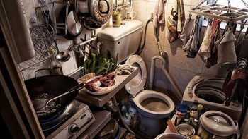 Toilet sekaligus dapur menjadi satu. Foto: Benny Lam via Bored Panda  