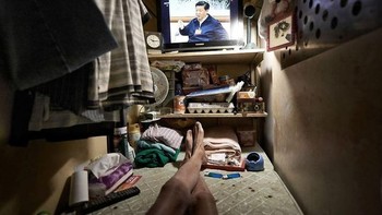 Tercatat ada sekitar 200 ribu orang yang masih tinggal di kontrakan super sempit semacam ini. Foto: Benny Lam via Bored Panda