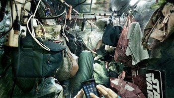 Seiring meningkatnya kepadatan penduduk, jumlah warga Hong Kong yang tinggal di kontrakan super sempit diprediksi akan semakin meningkat. Foto: Benny Lam via Bored Panda  