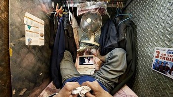 Orang-orang menyebut kontrakan super sempit ini sebagai Coffin Cubicle karena ukurannya yang kotak-kotak kecil. Foto: Benny Lam via Bored Panda  