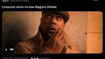 Ekspresi wasit saat gol Maguire semestinya offside. Foto: (X.com).