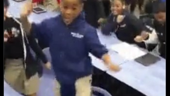 Fans MU saat ini pasti senang sekali, karena tim favoritnya berhasil menang tipis dari Leicester City dalam babak keempat Piala FA. Foto: (X.com).