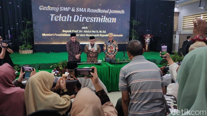 Mendikdasmen Abdul Muti di SMP dan SMA Raudzatul Jannah