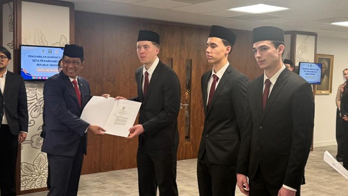Menteri Hukum Republik Indonesia Supratman Andi Agtas resmi melakukan pengambilan sumpah dan janji setia pewarganegaraan terhadap Ole Lennard ter Haar Romenij, Dion Wilhelmus Eddy Markx, dan Tim Henri Victor Geypens.