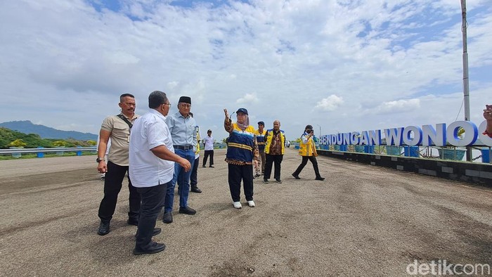 Menteri Pekerjaan Umum (PU) Dody Hanggodo saat meninjau Waduk Gajah Mungkur Wonogiri, Sabtu (8/2/2025).