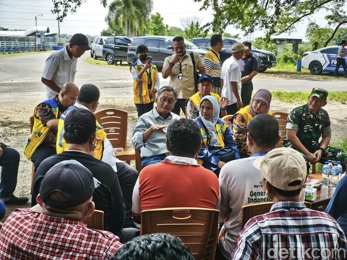 Menteri Pekerjaan Umum (PU) Dody Hanggodo, saat berdialog dengan petani di Dam Colo, Desa Pengkol, Kecamatan Nguter, Kabupaten Sukoharjo, Sabtu (8/2/2025).