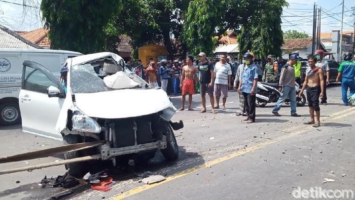 Mobil Tertabrak Kereta Api di Lamongan, Tiga Orang Tewas