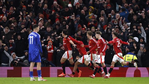 Soccer Football - FA Cup - Fourth Round - Manchester United v Leicester City - Old Trafford, Manchester, Britain - February 7, 2025 Manchester Uniteds Harry Maguire celebrates scoring their second goal with teammates Action Images via Reuters/Jason Cairnduff