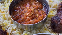 Nasi mandhi ini juga cocok dinikmati bersama sambal. Jenisnya adalah sambal merah yang rasanya lumayan pedas. Foto: detikFood/Yenny Mustika Sari
