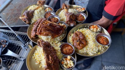 Laziz! Nasi Mandhi Lauk Kambing Panggang Super Empuk di Condet