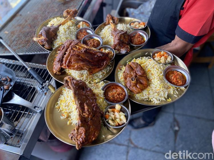 Laziz! Nasi Mandhi Lauk Kambing Panggang Super Empuk di Condet