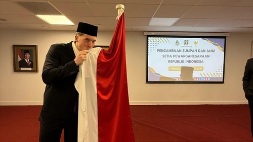 Ole Romeny, Tim Geypens, dan Dion Markx resmi menjadi Warga Negara Indonesia (WNI) setelah pada hari Sabtu (8/2) di London, Inggris melakukan sumpah setia menjadi warga negara Indonesia.