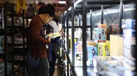 Pengunjung melihat-lihat mainan yang dipamerkan di Jakarta Toys and Comics Fair (JTCF) 2025.  