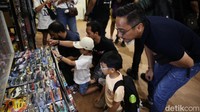 Tidak hanya orang dewasa, anak-anak juga datang untuk melihat atau membeli mainan yang dipamerkan di JTCF 2025.  