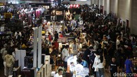 Pengunjung terus berdatangan untuk melihat beragam produk mainan koleksi dan komik.  