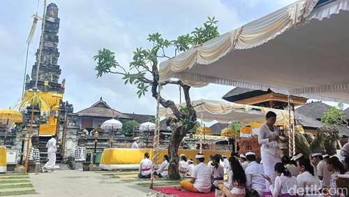 Para pemedek khusuk bersembahyang saat Hari Suci Saraswati di Pura Agung Jagatnatha Kota Denpasar, Sabtu (8/2/2025). (Foto: Ni Made Lastri Karsiani Putri/detikBali)