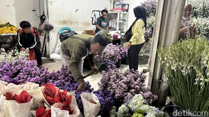 Pasar Bunga Kayoon Surabaya diserbu pembeli jelang Valentine