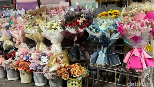 Pasar Bunga Kayoon Surabaya diserbu pembeli jelang Valentine