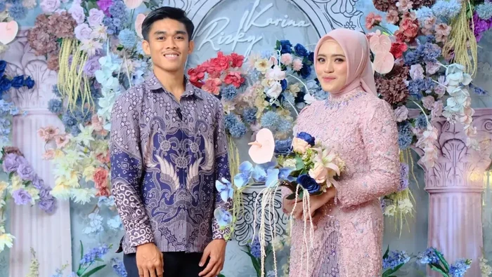 Pemain PSM Makassar Rizky Eka Pratama melamar kekasih hatinya, Karina Karman.
