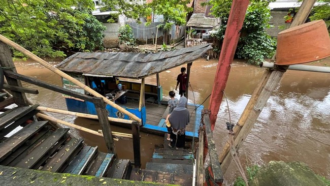 Perahu Eretan Andalan Anak Sekolah Jaksel Nyeberang Kali Pesanggrahan