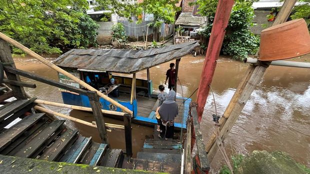 Perahu di Kali Pesanggrahan