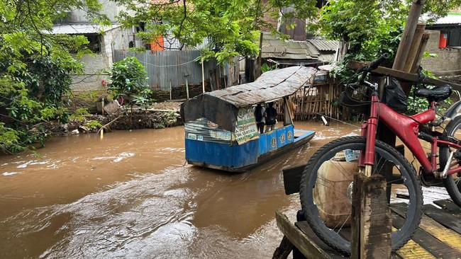 Perahu Eretan Andalan Anak Sekolah Jaksel Nyeberang Kali Pesanggrahan