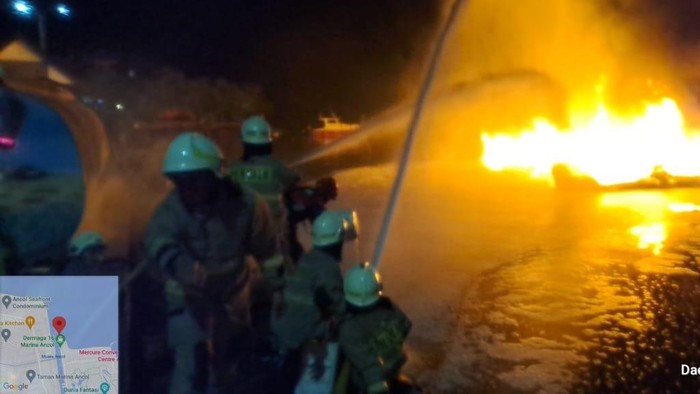 Petugas damkar saat memadamkan kapal terbakar di dermaga Ancol (dok.Damkar Jakarta Utara)