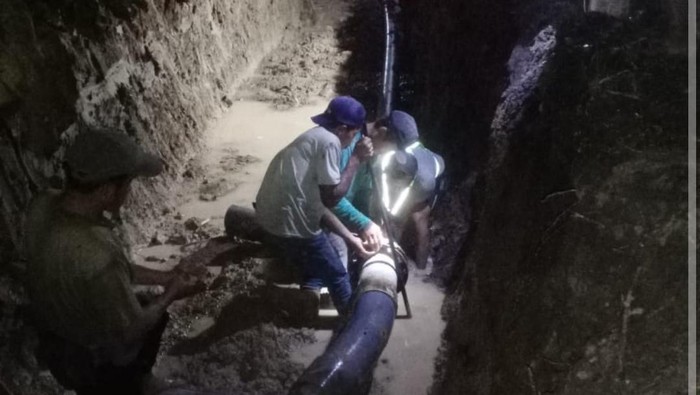 Proses perbaikan pipa PDAM yang rusak di Nanggulan, Kulon Progo, Jumat (7/2/2025).