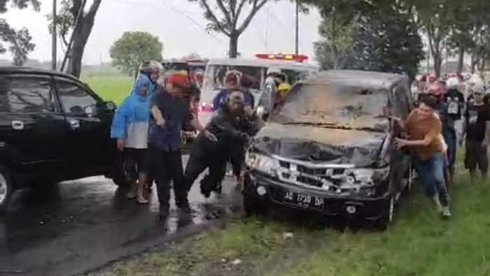 Evakuasi mobil tertimpa pohon di Kelurahan Popongan, Kecamatan/kabupaten Karanganyar, Sabtu (8/2/2025).