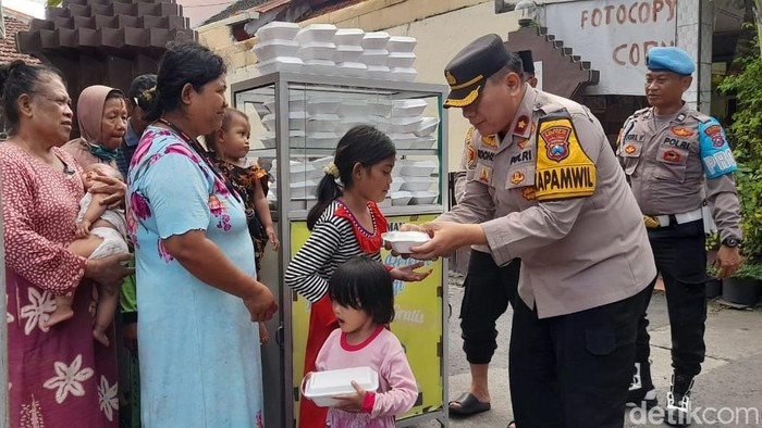 Polisi di Sidoarjo, Peduli dengan Bagikan Makanan Gratis