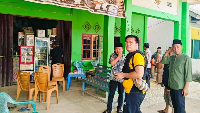 Polisi melakukan olah TKP di toko kelontong yang disatroni kawanan perampok